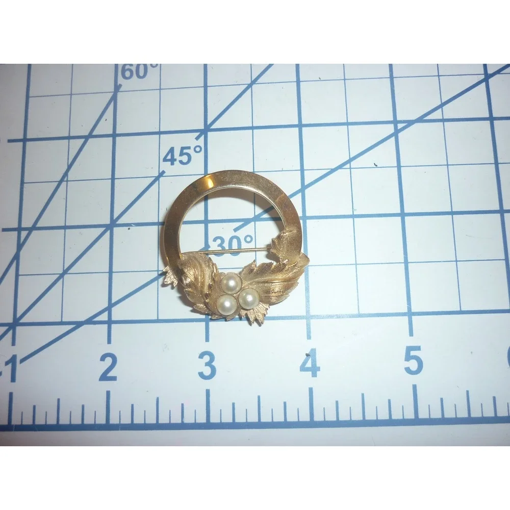 Sarah Coventry Vintage Gold Tone Leaf Faux Pearl Circle‎ Brooch Pin